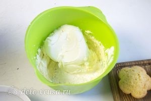 Ванильные кексы: Добавляем к маслу сахарную пудру и сливочный сыр