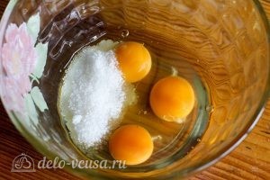 Блинчики с малиной: Смешиваем яйца и сахар