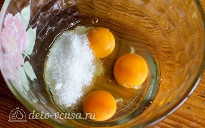 Блинчики с малиной: Смешиваем яйца и сахар
