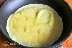 Блинчики с малиной: Наливаем тесто на сковороду