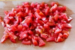 Салат из яиц, огурцов и помидоров: Режем помидоры кубиками