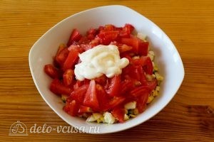 Салат из яиц, огурцов и помидоров: Добавляем к салату майонез и соль