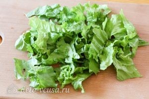 Салат с огурцом и яйцом: Помыть и нарезать листья салата