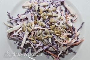 Салат Коул Слоу с капустой: Украшаем каждую порцию салата семечками