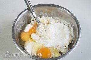 Домашний чизкейк: Добавить в сыр крахмал, яйца