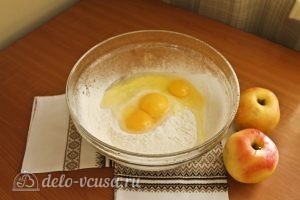 Цветаевский пирог с яблоками: Добавить яйца