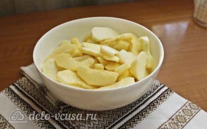Цветаевский пирог с яблоками: Нарезать яблоки