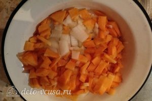 Бигус с курицей: Морковь и лук измельчить