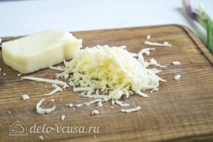 Яйцо с сыром в хлебе: Натираем сыр
