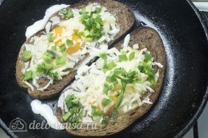 Яйцо с сыром в хлебе: Посыпаем блюдо сыром и зеленью