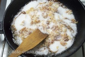 Ореховое пралине: Высыпаем сахар на сковородку и ставим ее на огонь