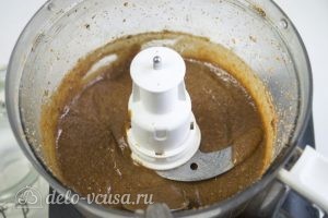 Ореховое пралине: Перемалываем орехи с карамелью в пасту