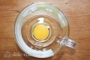 Картофельные клецки: Взбиваем яйцо и добавляем соль
