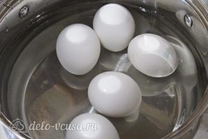 Крабовый салат с огурцом: Отварить яйца
