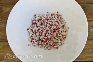 Крабовый салат с огурцом: Нарезать крабовые палочки