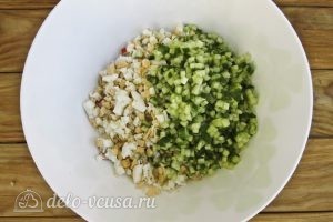 Крабовый салат с огурцом: Нарезаем огурцы