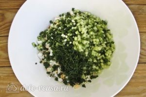 Крабовый салат с огурцом: Нарезаем зеленый лук и укроп