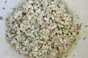 Крабовый салат с огурцом: Добавить майонез, соль, перец