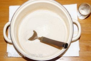 Кулич на сметане: Добавить в молоко дрожжи и сахар