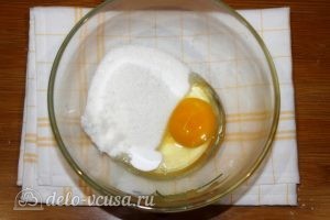 Кулич на сметане: Взбить яйцо, ванилин и сахар
