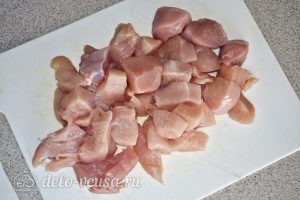 Фрикадельки в сыре: Нарезаем курицу