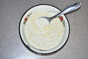 Фрикадельки в сыре: Смешиваем сыр, сливки и чеснок