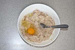 Фрикадельки в сыре: Добавляем куриное яйцо