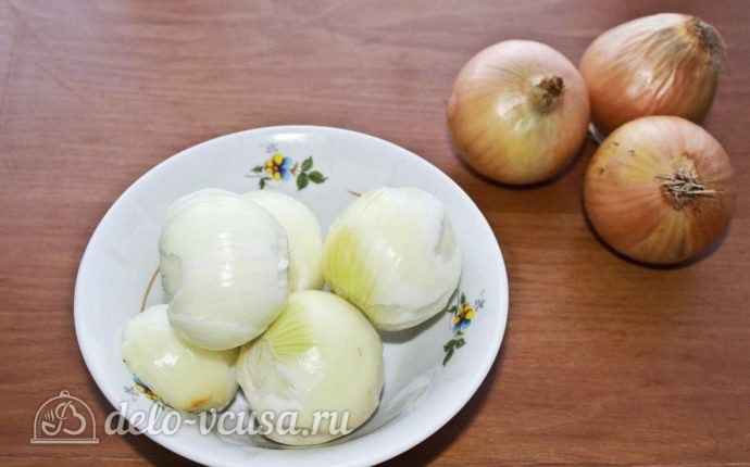 Куриные крылья с картофелем: Чистим и ополаскиваем репчатый лук