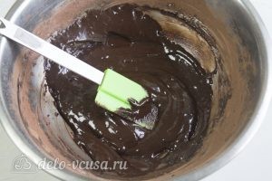 Муссовый торт с пралине: Смешиваем до получения шоколадного теста