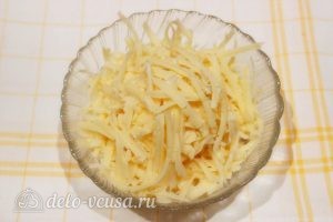 Оладьи с грибами: Натираем сыр