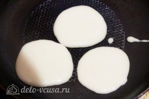 Оладьи с грибами: Выкладываем тесто на сковородку