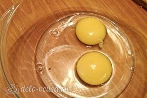 Омлет на кефире: Разбить яйца в посуду