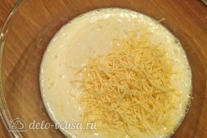 Омлет на кефире: Добавить сыр и перемешать