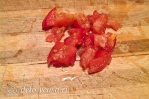 Омлет на кефире: Нарезать помидор