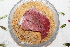 Свиные отбивные в панировке: Обмакиваем мясо в сухари
