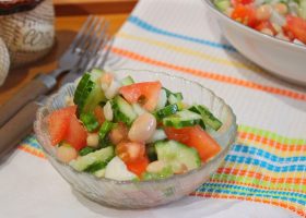 Овощной салат с фасолью