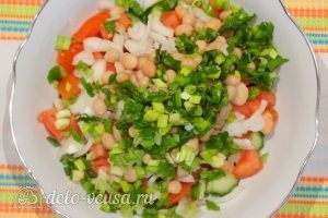 Овощной салат с фасолью: Добавить зелень