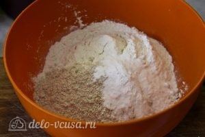 Пирог с черникой на кефире: Смешать овсяную муку с пшеничной и добавить соду