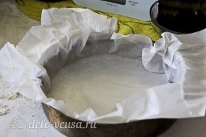 Пирог с черникой на кефире: Застелить форму для выпечки