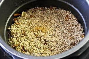 Плов с грибами: Добавить рис