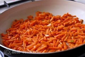 Плов с грибами: Пассировать морковь