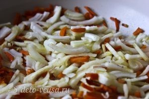 Плов с грибами: Добавить лук к моркови