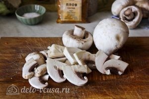 Плов с грибами: Нарезать грибы