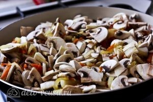 Плов с грибами: Добавить грибы к луку и моркови