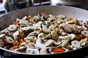 Плов с грибами: Добавить чеснок на сковороду