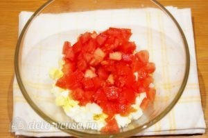 Салат с кукурузой и помидорами: Нарезать помидор
