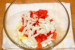 Салат с кукурузой и помидорами: Порезать репчатый лук