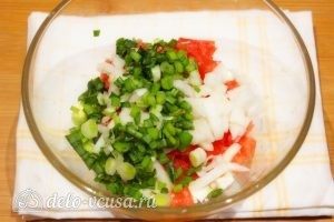 Салат с кукурузой и помидорами: Порезать зеленый лук