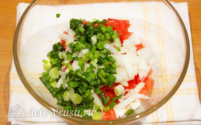 Салат с кукурузой и помидорами: Порезать зеленый лук