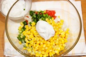 Салат с кукурузой и помидорами: Добавить сметану с приправами